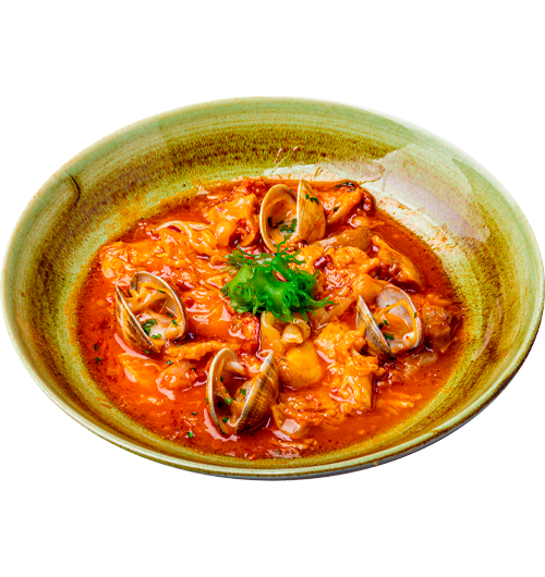 Un plato de cerámica de guiso de mariscos con almejas, camarones y un vibrante caldo de naranja con un tono aurum, aderezado con perejil fresco.